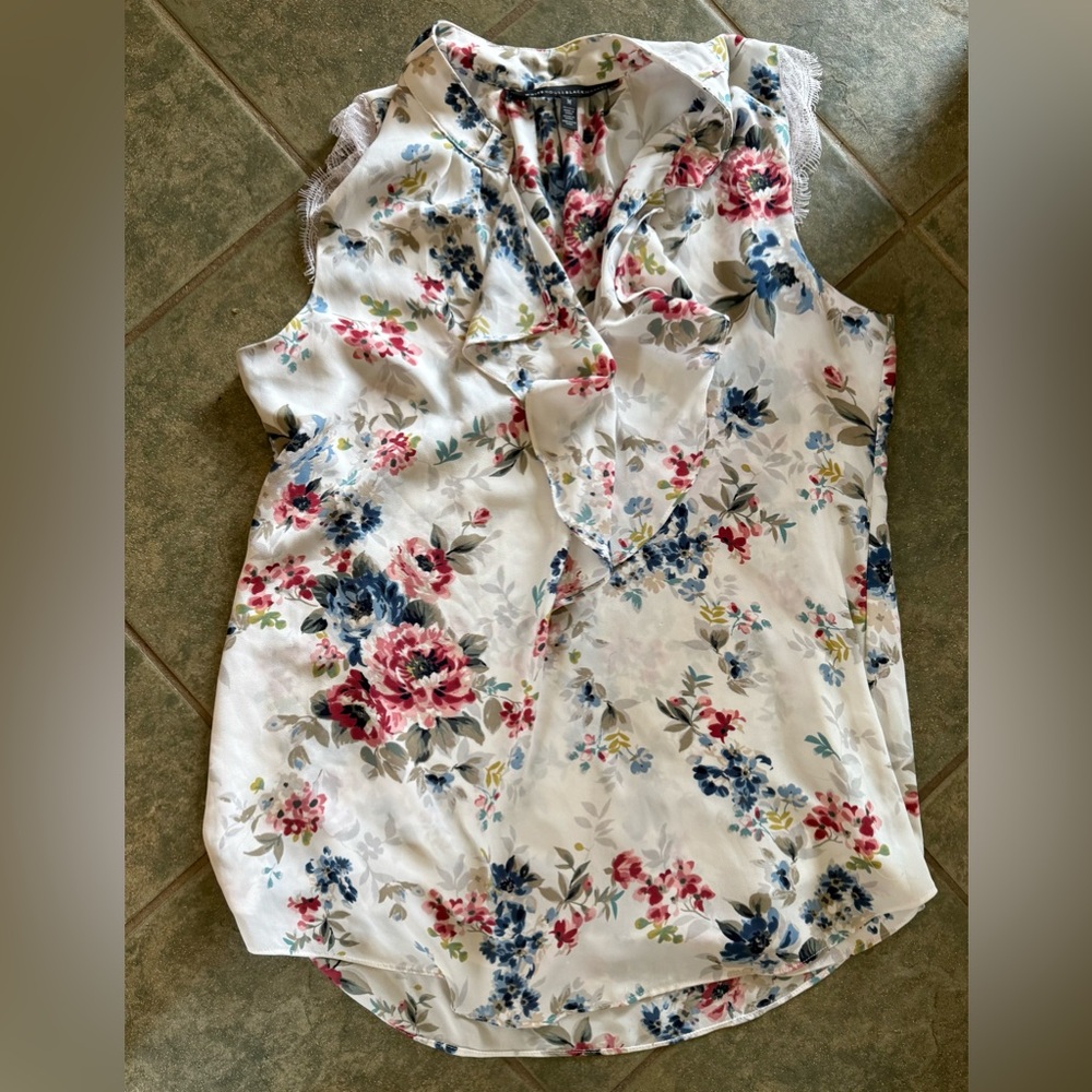 🎀3/$25🎀 White House Black Market Floral Ruffle Blouse